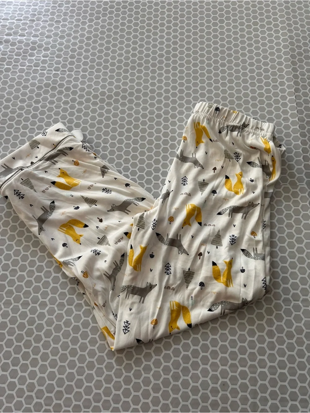 NWT Only Boys Fox Print Kids Pajama Set in Yellow & Gray. Size S (6/7)